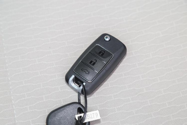 菱智m5钥匙换电池教程 菱智m5车钥匙功能介绍