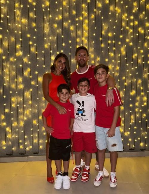 梅西妻子晒全家合影庆祝夺冠(梅西妻子ins)