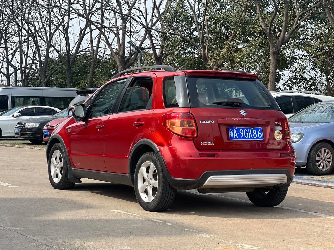 铃木天语两厢三厢区别,铃木天语两厢三厢区别图片